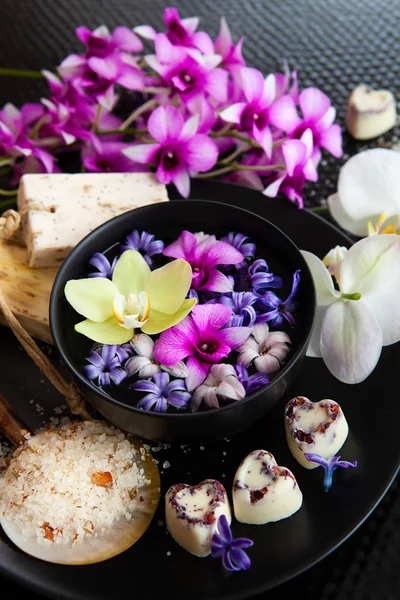 Tuoreet orkideat ja hyasintit — kuvapankkivalokuva