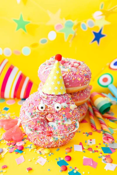 派对用的色彩艳丽的甜甜圈 — 图库照片