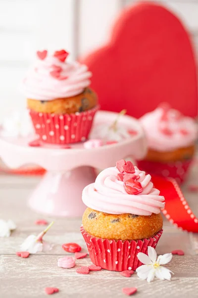 Pequenos cupcakes para o Dia dos Namorados — Fotografia de Stock