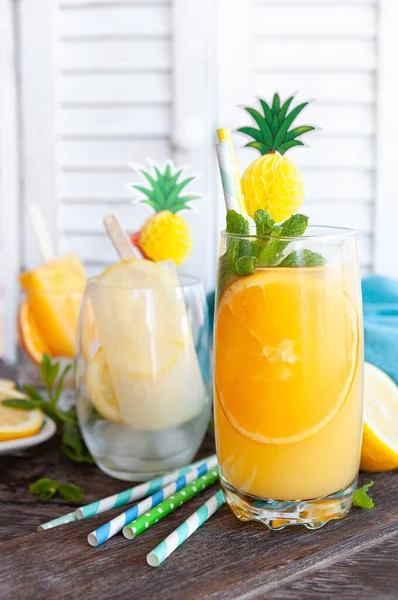 Свежий коктейль с апельсином — стоковое фото