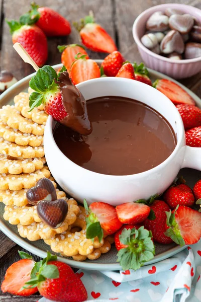 Chocolate fondue with fresh strawberries — Stock Photo, Image