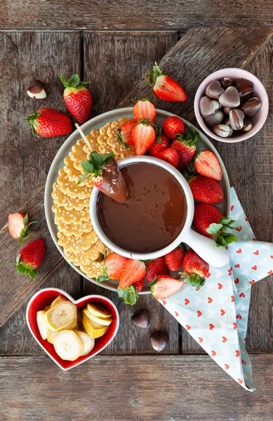 Chocolate fondue with fresh strawberries — Stock Photo, Image