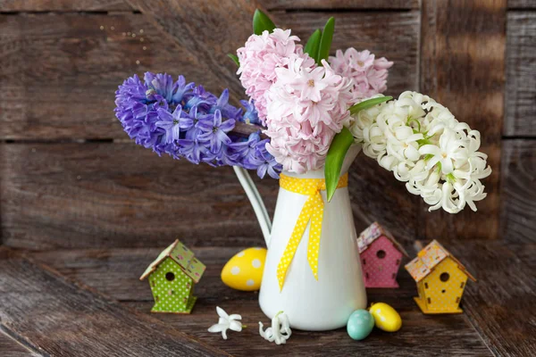 Vidám Húsvéti Dekorációk Egy Csomó Friss Tavaszi Virág — Stock Fotó