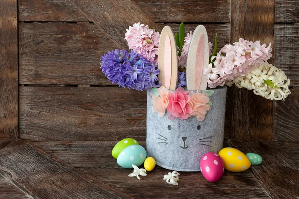 Glada Påsk Dekorationer Och Ett Gäng Färska Vårblommor — Stockfoto