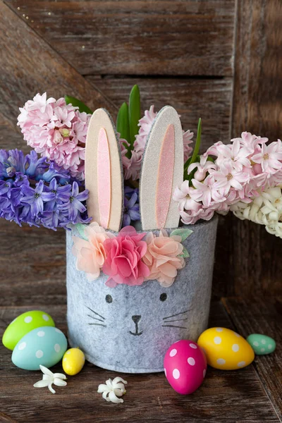 Glada Påsk Dekorationer Och Ett Gäng Färska Vårblommor — Stockfoto