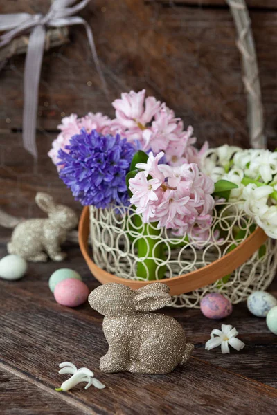 Fröhliche Osterdekoration Und Ein Strauß Frischer Frühlingsblumen — Stockfoto