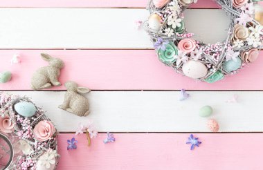 Mutlu Paskalyalar için beyaz ve pembe arkaplanlı Coloful dekorasyonları