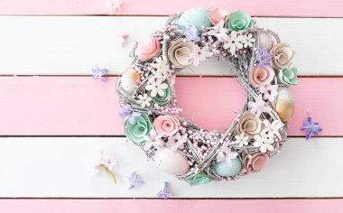 Mutlu Paskalyalar için beyaz ve pembe arkaplanlı Coloful dekorasyonları