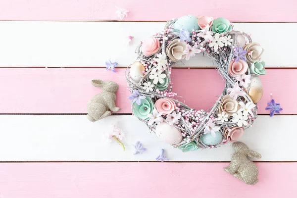 Coloful Decoraties Een Witte Roze Achtergrond Voor Een Happy Easter — Stockfoto