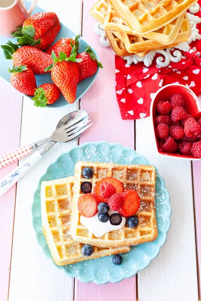 Gofres Caseros Con Nata Frutas Frescas —  Fotos de Stock