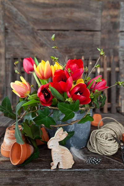 Kleurrijke Bos Bloemen Met Verse Tulpen Klimop — Stockfoto