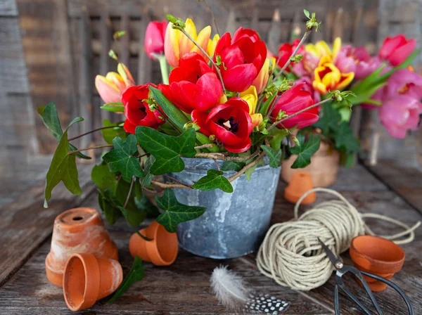 Kleurrijke Bos Bloemen Met Verse Tulpen Klimop — Stockfoto