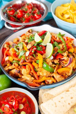 Ev yapımı soslu bir tavada tavuk fajita.