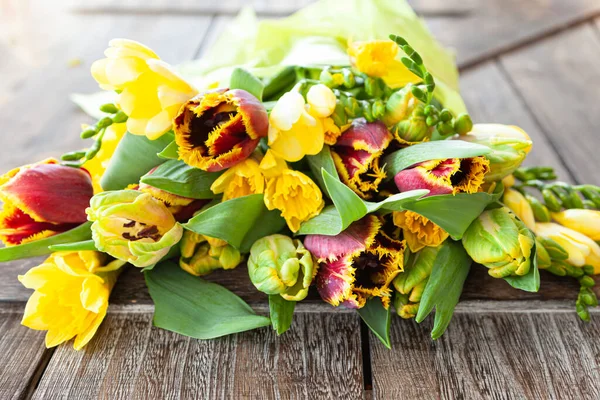 Ein Bund Frischer Frühlingsblumen Gelb — Stockfoto