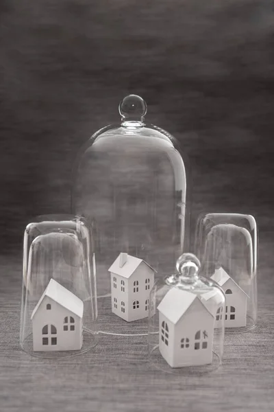 Piccola Casa Vaso Campana Isolamento Concetto Protezione — Foto Stock