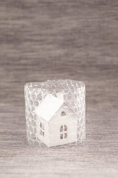 Pequeña Casa Plástico Burbujas Aislamiento Concepto Protección —  Fotos de Stock