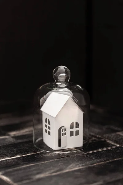 Rumah Kecil Dalam Botol Lonceng Kaca Konsep Social Distancing — Stok Foto