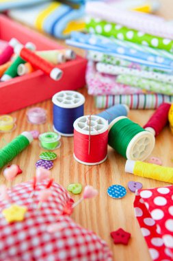 Pamuk kumaşlı ve iplikli renkli dikiş aletleri