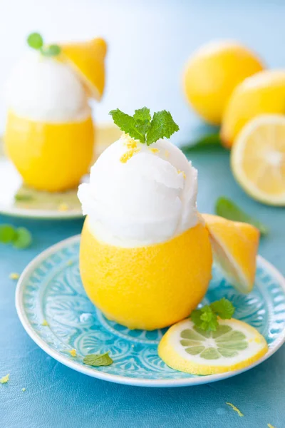 Ice Cold Lemon Sorbet Fresh Mint Leaves — Stock Photo, Image