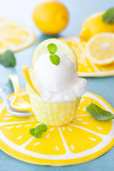 Ice Cold Lemon Sorbet Fresh Mint Leaves — Stock Photo, Image