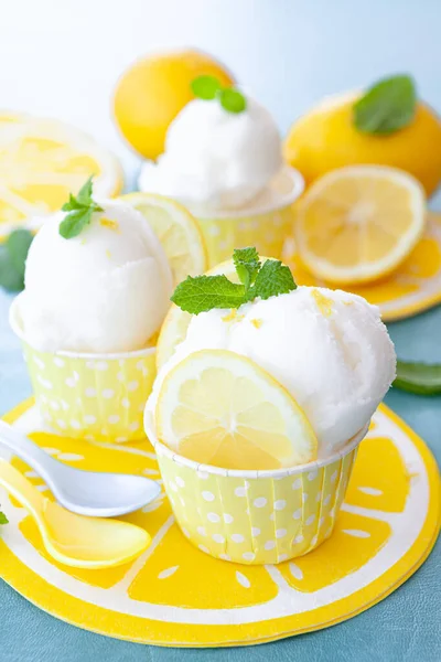 Sorbet Glacé Citron Aux Feuilles Menthe Fraîche — Photo