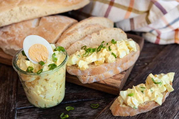 Rustikální Chléb Domácím Majonézovým Vaječným Salátem — Stock fotografie