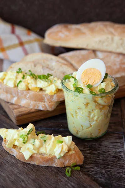 Rustikální Chléb Domácím Majonézovým Vaječným Salátem — Stock fotografie