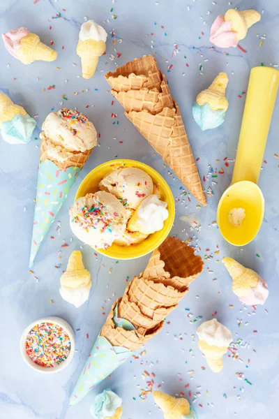 Skořápky Vanilkové Zmrzliny Duhovými Postřikovači — Stock fotografie
