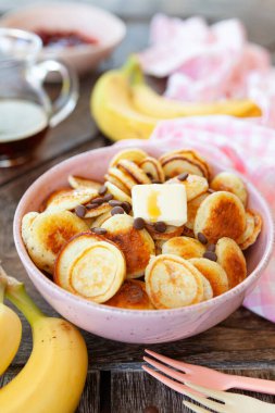 Krep gevreği, akçaağaç pekmezli mini krep.