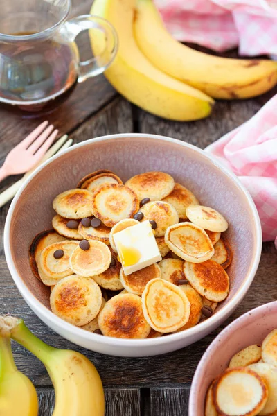 Cereali Pancake Mini Pancake Una Ciotola Con Sciroppo Acero — Foto Stock