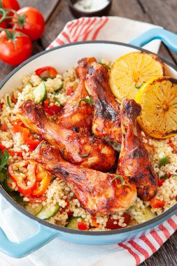 Baharatlı tavuk budu, otlar ve limonlu.