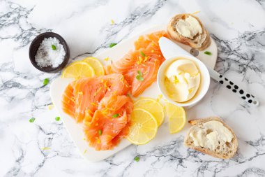 Taze limon ve baget ekmekli füme somon.