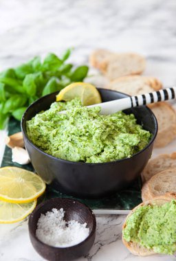 Taze fesleğen ve limonlu ev yapımı tereyağı