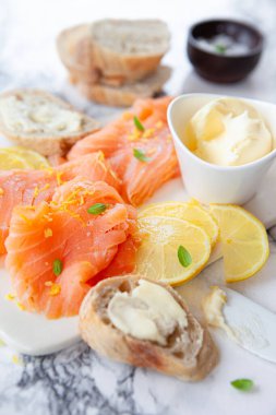 Taze limon ve baget ekmekli füme somon.