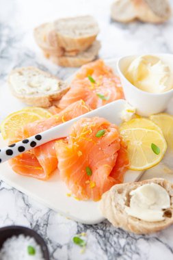 Taze limon ve baget ekmekli füme somon.