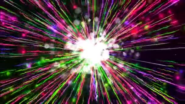 Бесшовная анимация абстрактного красочного лазерного света и фейерверков, стреляющих в центр и взрывающихся с блестящими элементами следа частиц на черном фоне в 4k ультра HD петле — стоковое видео