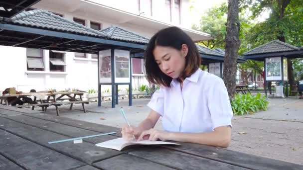 Linda Asiática Tailandesa Colegiala Uniforme Aburre Estirando Los Brazos Cuerpo — Vídeo de stock