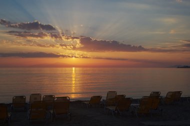 Yunanistan chaise longu üzerinde gün batımında güneş ışınlarının. Kassandra