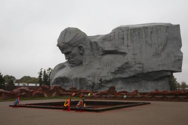 Şehir-kahraman kalede bulutlu günde.