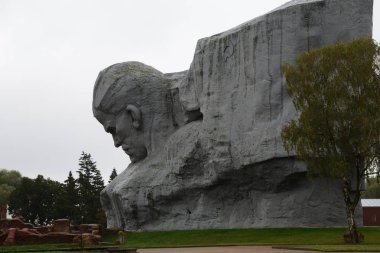 Şehir-kahraman kalede bulutlu günde.