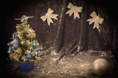 Kartpostallar ve tebrik için arka plan küçük Noel ağacına 