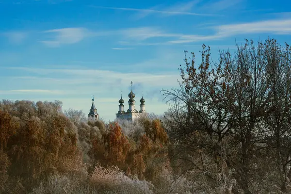 Ruské chrám v lese mráz — Stock fotografie