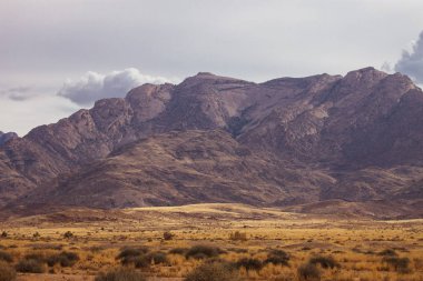yoldan Afrika kırmızı dağlara görüntülemek