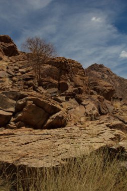 yoldan Afrika kırmızı dağlara görüntülemek