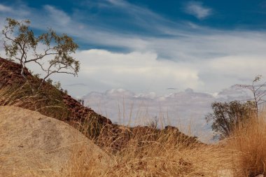 yoldan Afrika kırmızı dağlara görüntülemek