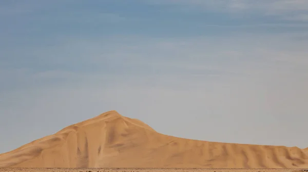 View from the road to the African dunes in the desert near the o — Stock Photo, Image