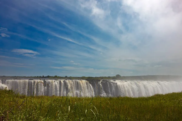 Der Wassertropfen auf der Viktoria fällt auf den afrikanischen Fluss zam — Stockfoto