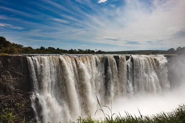 Der Wassertropfen auf der Viktoria fällt auf den afrikanischen Fluss zam — Stockfoto