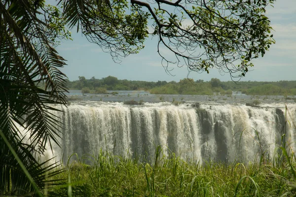 Der Wassertropfen auf der Viktoria fällt auf den afrikanischen Fluss zam — Stockfoto