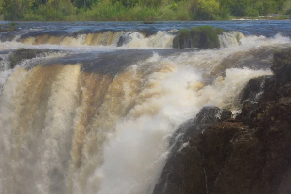 Der Wassertropfen auf der Viktoria fällt auf den afrikanischen Fluss zam — Stockfoto